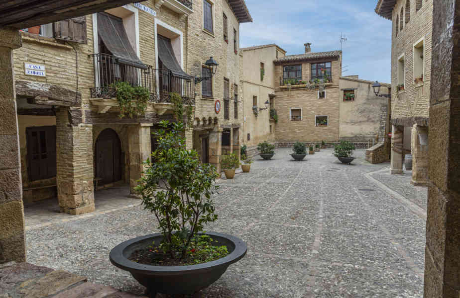 Huesca - Alquézar 33 - plaza de Rafael Ayerbe.jpg